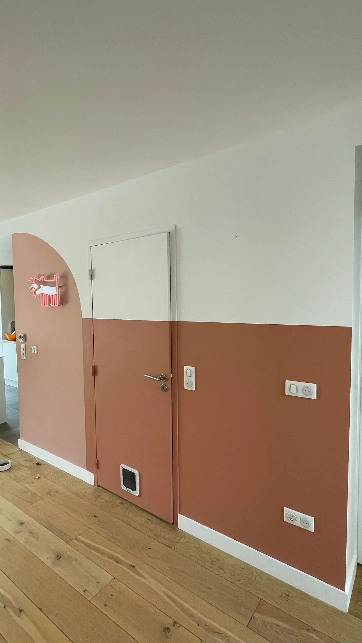 Chambre rénovée avec peinture bicolore rose et blanche