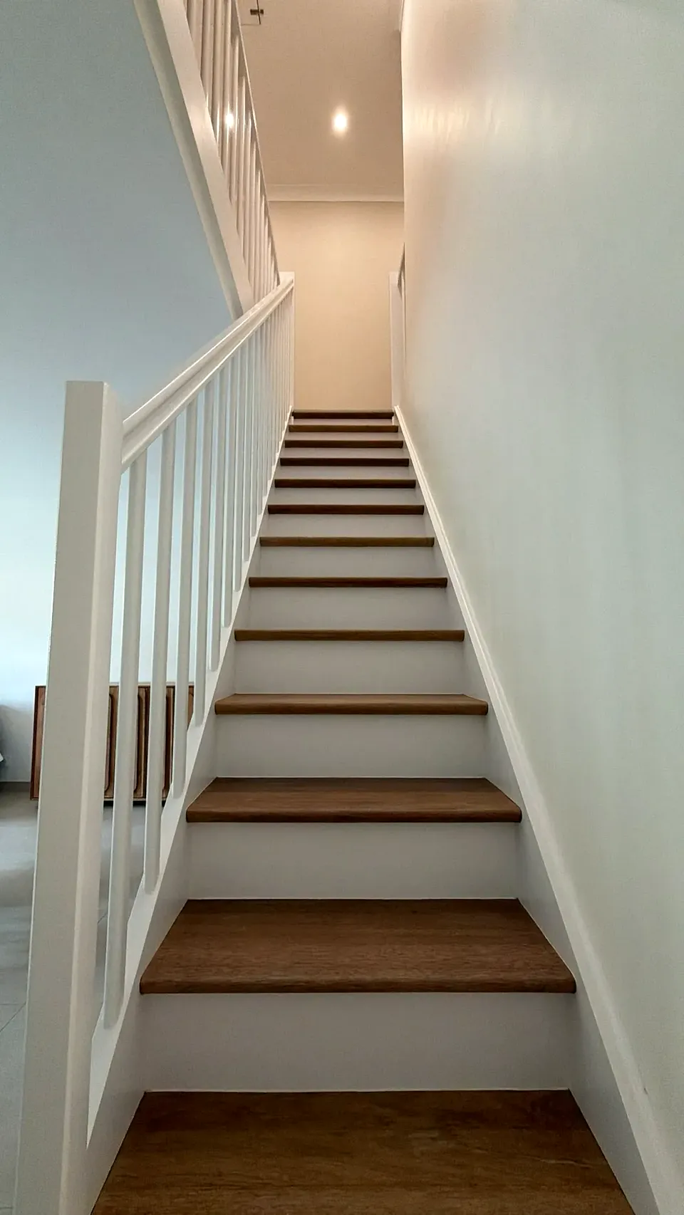 Escalier bois et blanc - vue 1