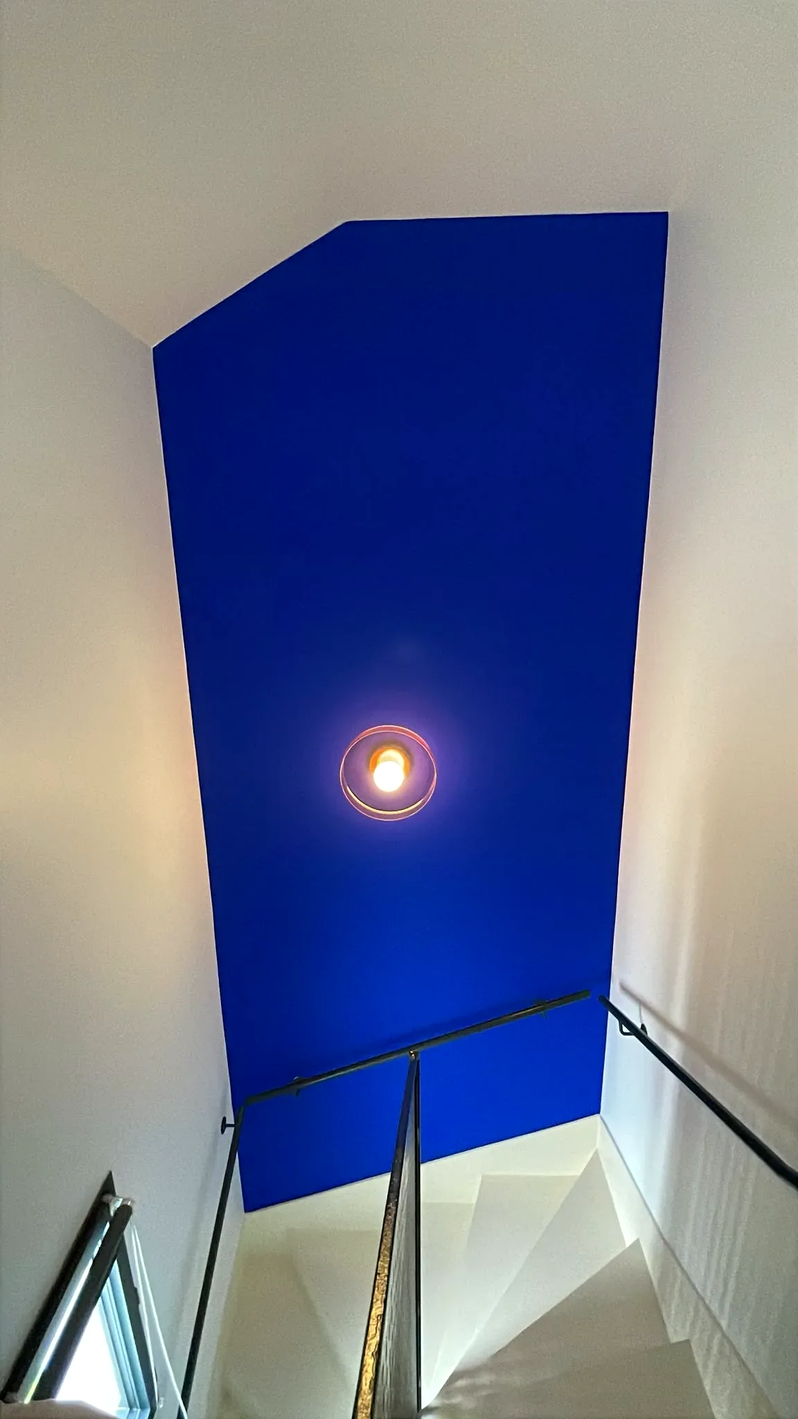 Plafond rampant d'escalier peint en bleu intense