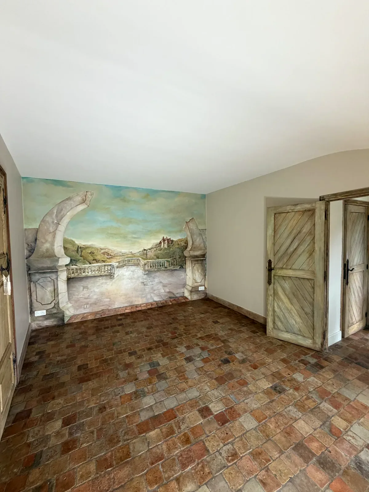 Vue d'ensemble d'une pièce rénovée avec fresque murale panoramique