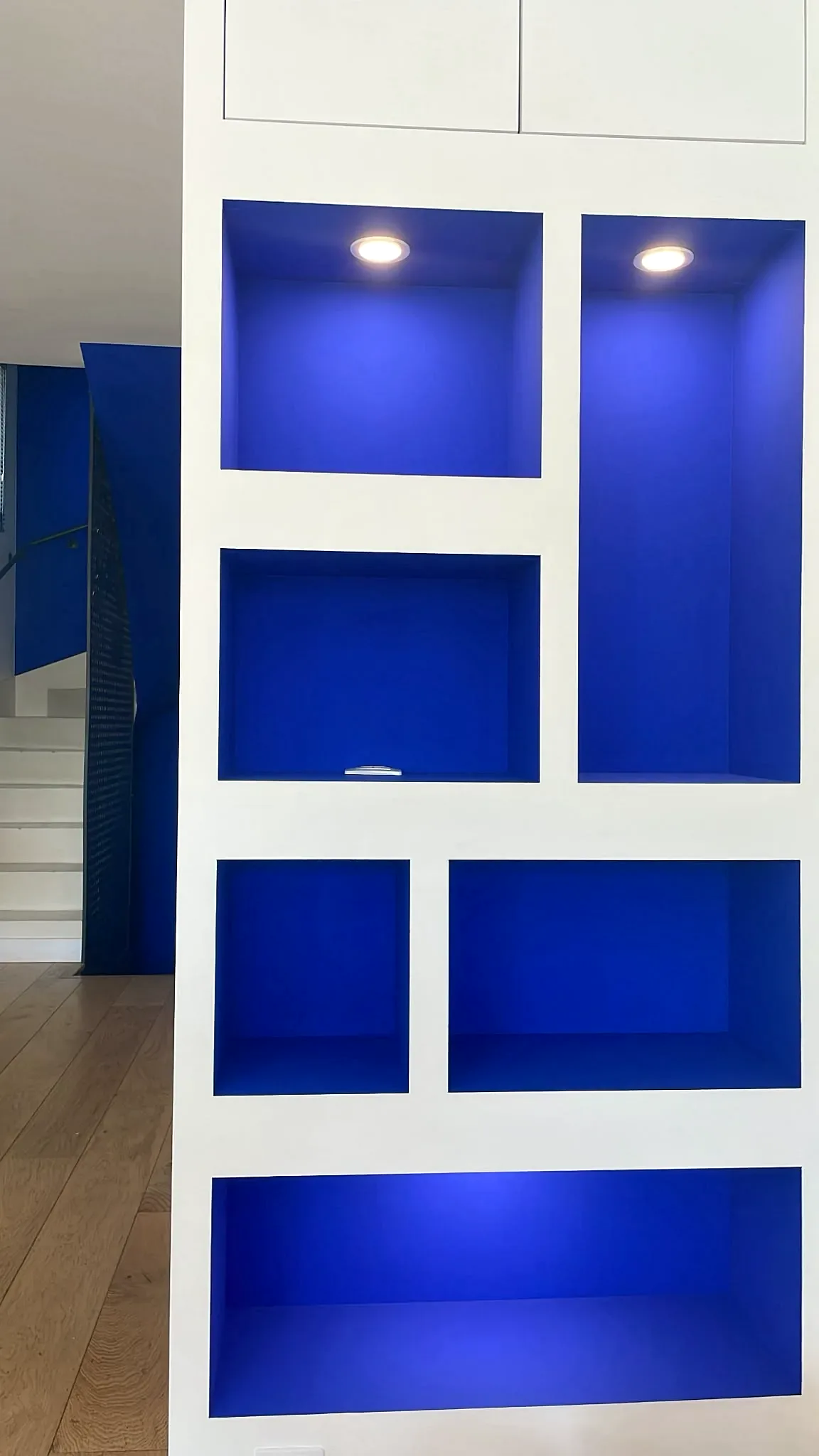 Rangements sur mesure peints en bleu intense dans une entrée
